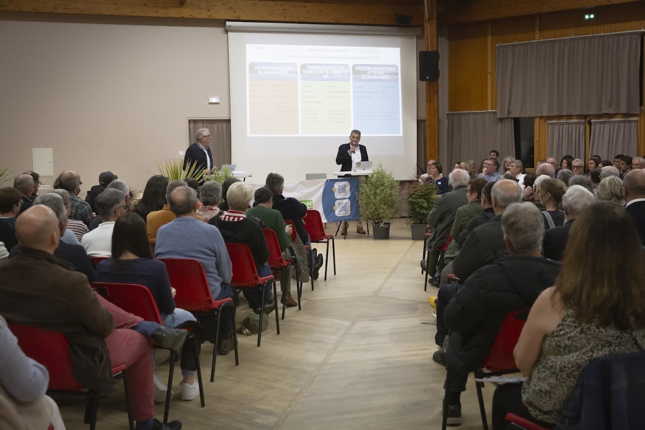 TRAIT D UNION 03 26 REUNION PUBLIQUE M0C9162