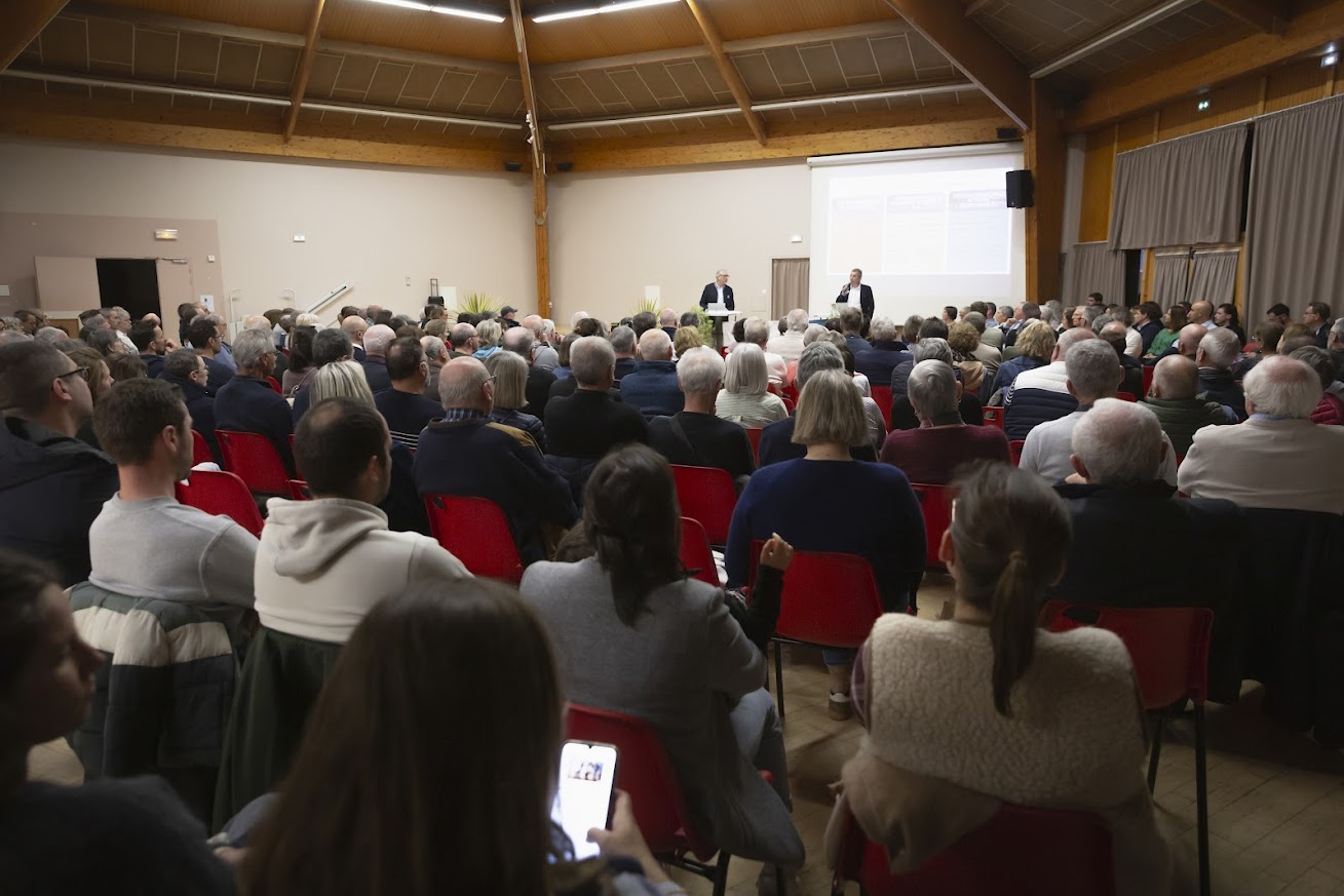 TRAIT D UNION 03 26 REUNION PUBLIQUE M0C9165